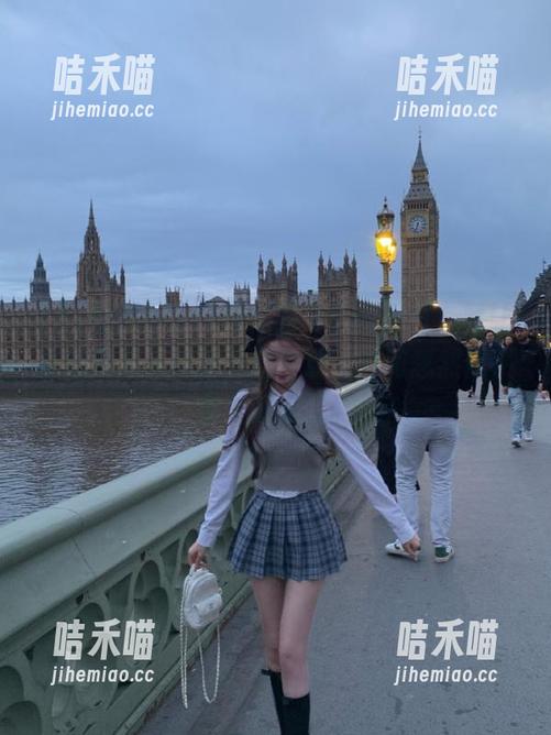 51吃瓜网 51吃瓜网今天的网页,竟让我想到夏天的阳光和沙滩,中间忽然似乎有个瓜走过。