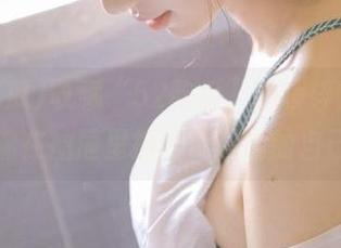 收藏“52吃瓜”的琐碎片段，仿佛在抽屉里抓到了尴尬的自己。