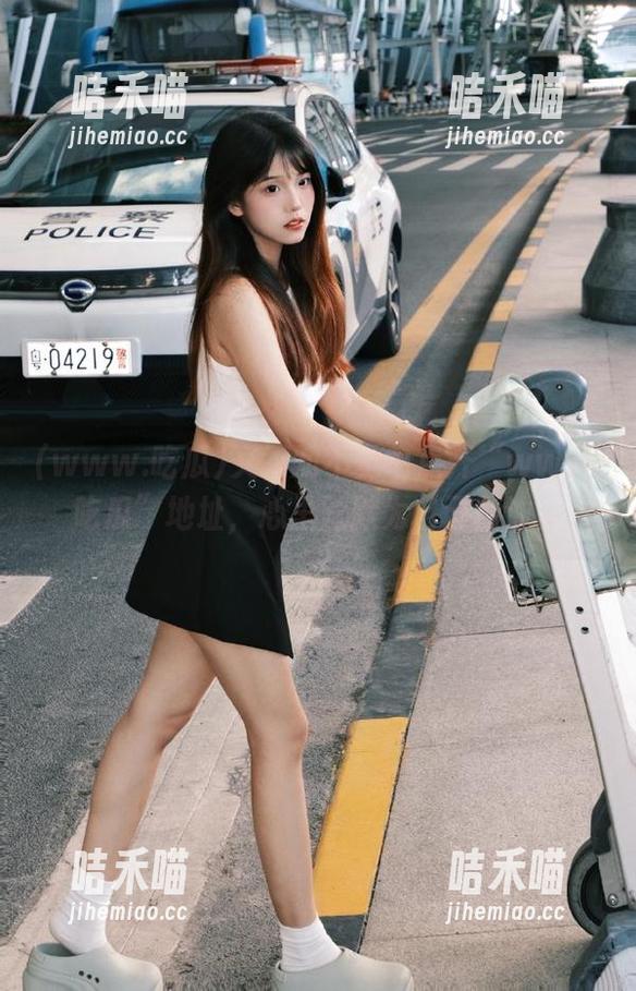又不知不觉中点开“www.吃瓜”地址，心里默默为自己加油。