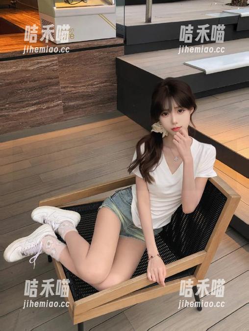 在“吃瓜网”app的入口前磨蹭，仿佛我在给生活加点料？