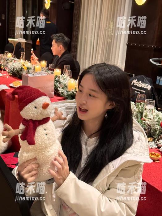 国产黑料网 在“国产黑料网”游走,新鲜黑料太好玩,分享给你的朋友,让他们也参与!