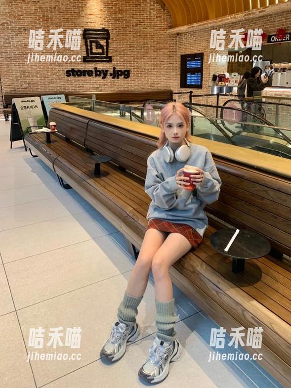 黑料社 黑料社新鲜更新,飞翔下载的瓜比大风车还快!