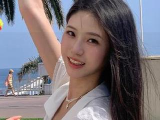 掌中瓜果，快下载黑料社，边看边吃真香啊！